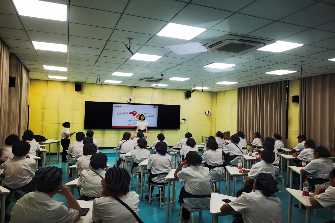 抖圈餐饮集团开展2023年度秋季学期开学前食堂事情职员专项培训